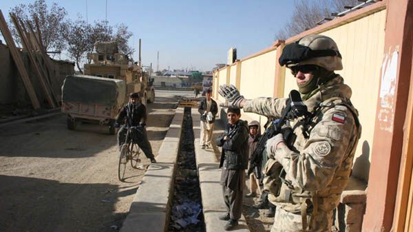 Polski żołnierz z Zespołu Odbudowy Prowincji