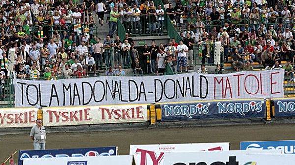 Transparent wywieszony przez kibiców Stelmetu Falubazu Zielona Góra podczas meczu żużlowej Speedway Ekstraligi z Unią Leszno. (fot. z 05.2011 roku)