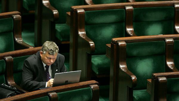 Wkrótce posłowie zaczną korzystać z tabletów. Na zdj. poseł Marek Suski