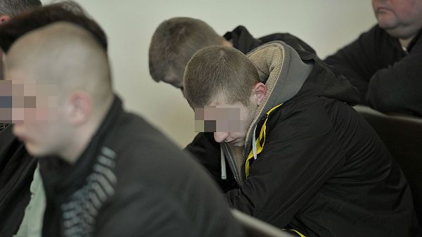 Byli gimnazjaliści, którzy molestowali seksualnie 14-letnią Anię, podczas wysłuchiwania orzeczenia w Sądzie Rejonowym w Gdańsku w marcu 2011 r.