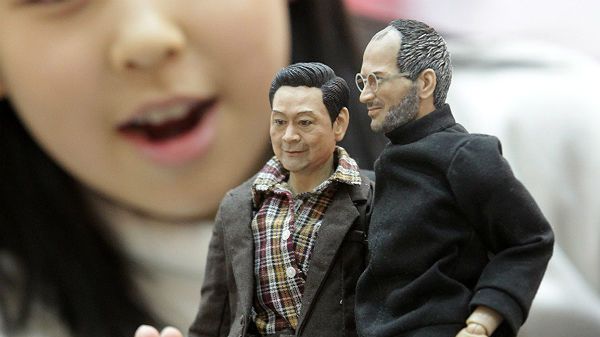 Steve Jobs w towarzystwie prezesa Samsung Electronics, Lee Kun-hee. Lalki pokazano w centrum kongresowym w Seulu (Korea Południowa)