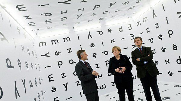 Marek Prawda z Angelą Merkel i jej mężem Joachimem Sauerem