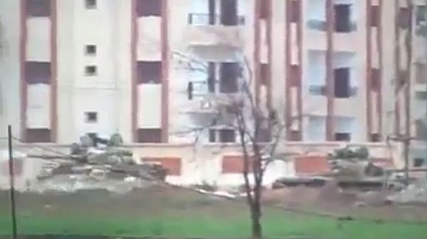 Czołgi na ulicach miasta Hims