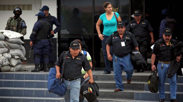 Byli policjanci z Veracruz opuszczają komisariat