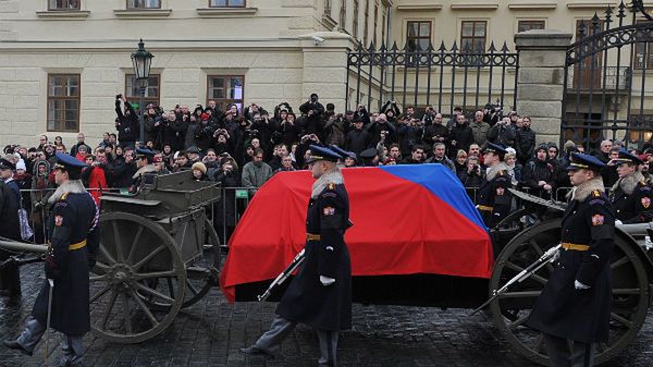 Trumna z ciałem b.prezydenta Czech Vaclava Havla