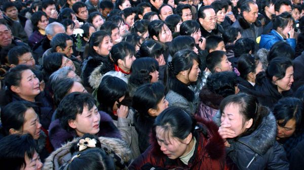 Północni Koreańczycy nie mogą powstrzymać łez po śmierci Kim Dzong Ila