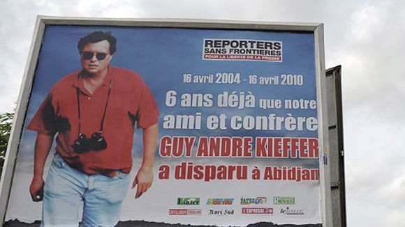 Plakat ze zdjęciem Guy'a Andre Kieffera na ulicy Abidżanu