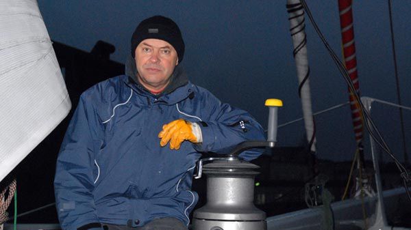 Kapitan Roman Paszke na katamaranie Bioton