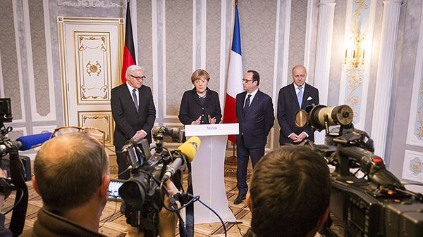 Od lewej: niemiecki minister spraw zagranicznych Frank-Walter Steinmeier, kanclerz Angela Merkel, prezydent Francji Francois Hollande i minister spraw zagranicznych Francji Laurent Fabius