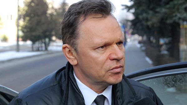 Komornik Jarosław Kluczkowski po przybyciu na przesłuchanie ws. swojego podwładnego