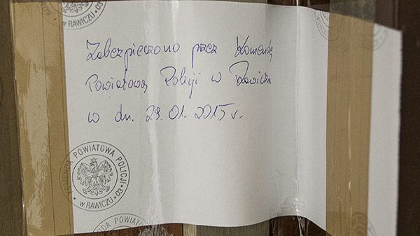 Policyjna plomba na drzwiach mieszkania, w którym znaleziono płody