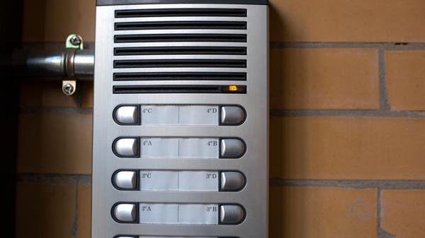 Domofony połączone z "centralką" szefa mafii umieszczone były w różnych budynkach