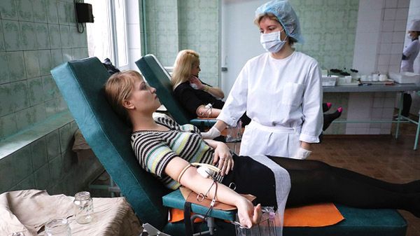 Mieszkańcy Mariupola oddają krew dla rannych