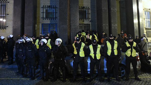 Policja przed budynkiem Państwowej Komisji Wyborczej podczas zajść 20 listopada