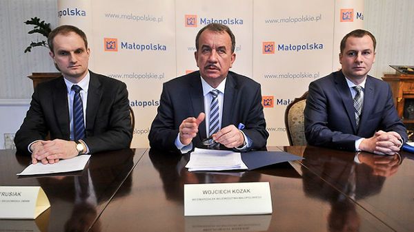 Wicemarszałek Małopolski Wojciech Kozak, wicedyrektor Departamentu Środowiska Tomasz Pietrusiak i radca prawny Piotr Malaga