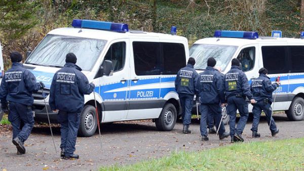 Policja przeszukuje las, w którym znaleziono worek z ciałem