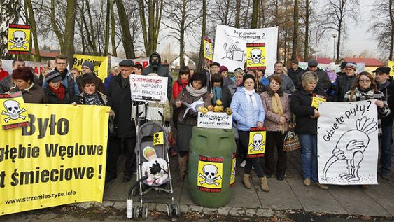 Mieszkańcy Dąbrowy Górniczej - Strzemieszyc protestują przeciwko utylizacji w tutejszym zakładzie śmieci z Salwadoru