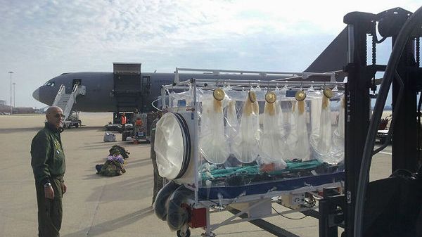 Samolot z lekarzem zarażonym wirusem ebola na lotnisku wojskowym w Pratica di Mare 30 km od Rzymu