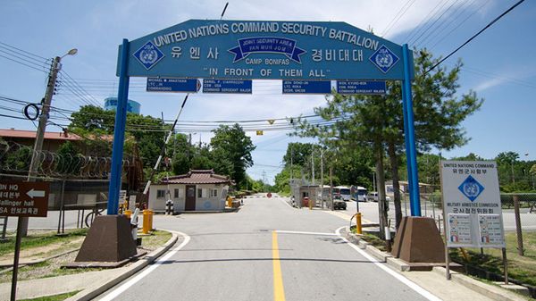 Wjazd do Camp Bonifas - bazy wojskowej USA w Korei Południowej