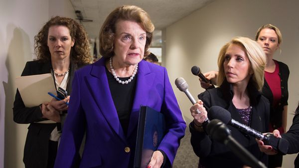 Dianne Feinstein z dziennikarzami przed opublikowaniem raportu