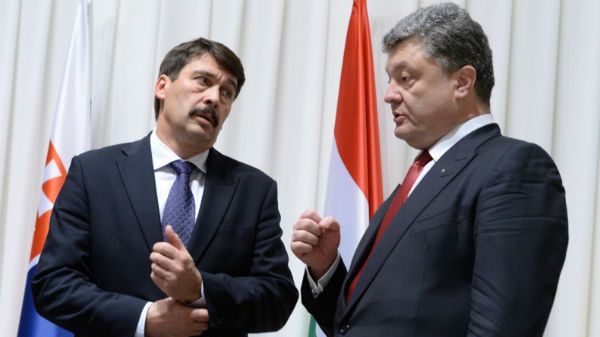 Prezydent Węgier Janos Ader i prezydent Ukrainy Petro Poroszenko po spotkaniu w Bratysławie
