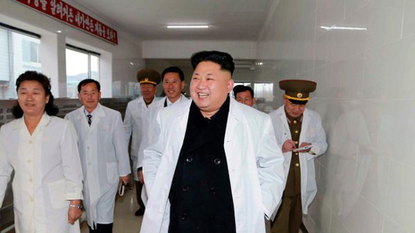 Kim Dzong Un podczas odwiedzin jednej z fabryk produkujących zaopatrzenie żywnościowe dla wojska