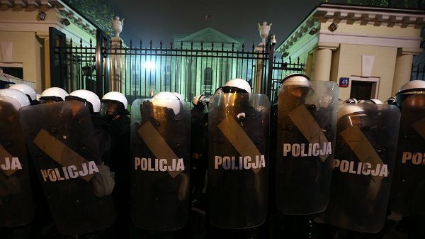 Policja przed ambasadą rosyjską podczas ubiegłorocznego marszu niepodległości