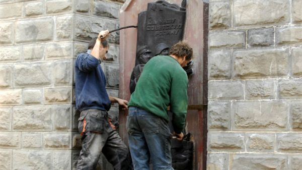 Demontaż pomnika Armii Czerwonej w Nowym Sączu
