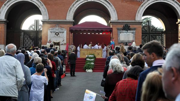 Papież odprawia mszę na Campo Verano w 2013 r.