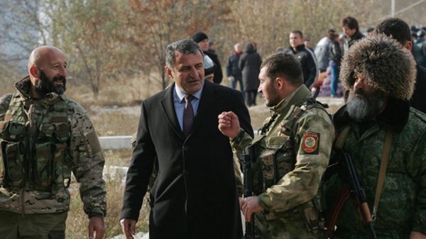 Jeden z zagranicznych obserwatorów podczas rozmowy z separatystami w mieście Gorłówka