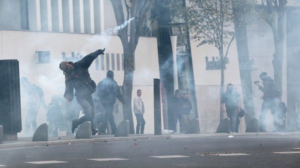 Niektórzy protestujący obrzucali policję koktajlami Mołotowa