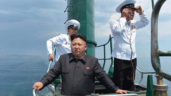 Kim Dzong Un podczas wizytacji jednej z łodzi podwodnych koreańskiej marynarki