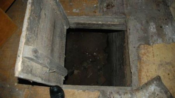 Piwnica, do której konkubent próbował wepchnąć kobietę