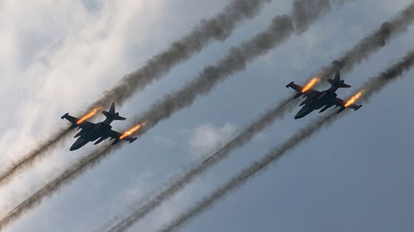 Rosyjskie samoloty szturmowe Su-25 w czasie manewrów
