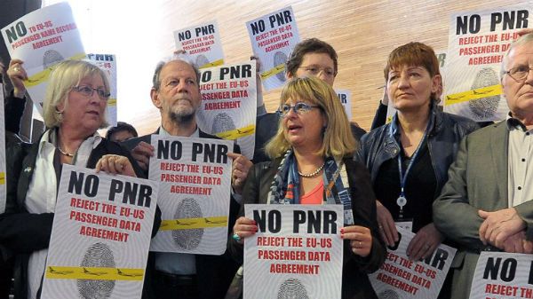 Protest w Parlamencie Europejskim przeciwko umowie o przekazywaniu danych pasażerów lotniczych z USA