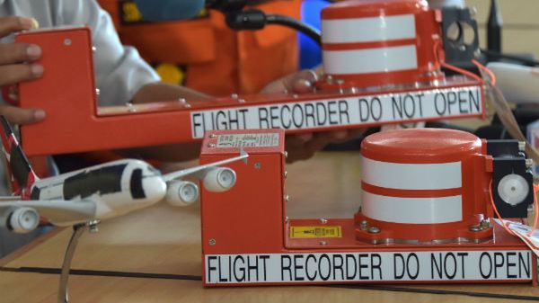 Z odczytanych zapisów z czarnych skrzynek wynika, że Airbus A320 nagle stracił siłę nośną