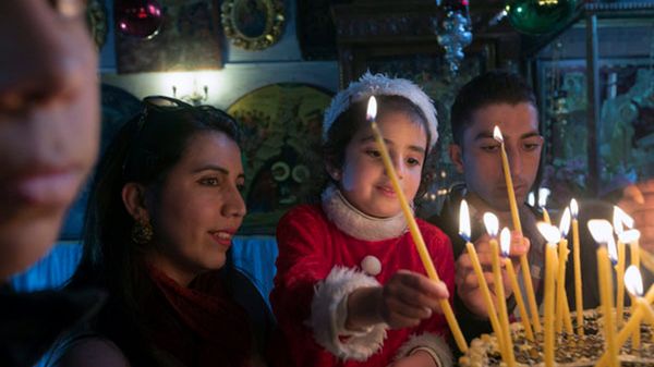 Wierni w Bazylice Narodzenia Pańskiego w Betlejem