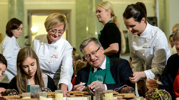 Prezydent Komorowski dekoruje z dziećmi świąteczne bombki