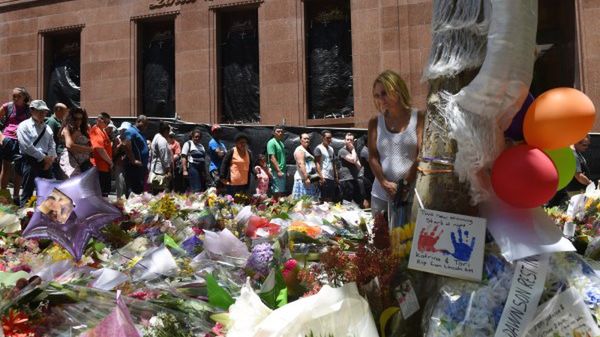 Mieszkańcy oddają hołd ofiarom