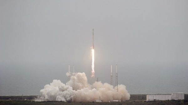 Rakieta SpaceX Falcon 9 z amerykańskim statkiem transportowym Dragon