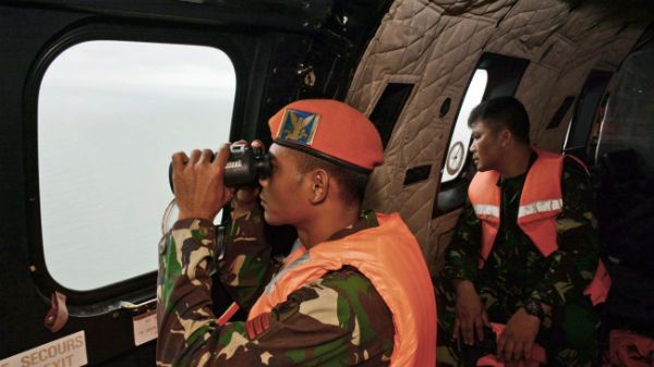 Służby starają się odnaleźć kadłub samolotu linii AirAsia