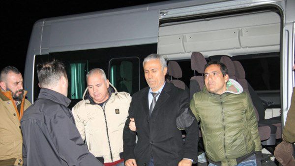 Ali Agca eskortowany przez włoskich policjantów