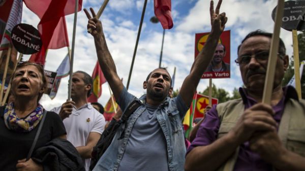 Protest Kurdów przed ambasadą Turcji w Paryżu