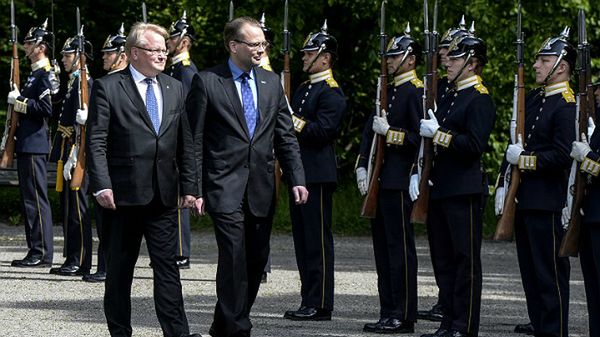 Ministrowie obrony: Szwecji - Peter Hultqvist oraz Finlandii - Jussi Niinisto