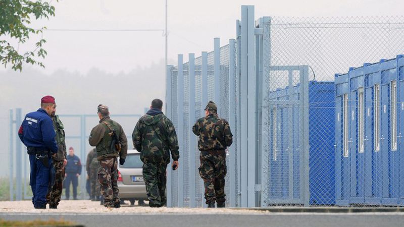 Węgierskie służby w pobliżu obozu uchodźców.
