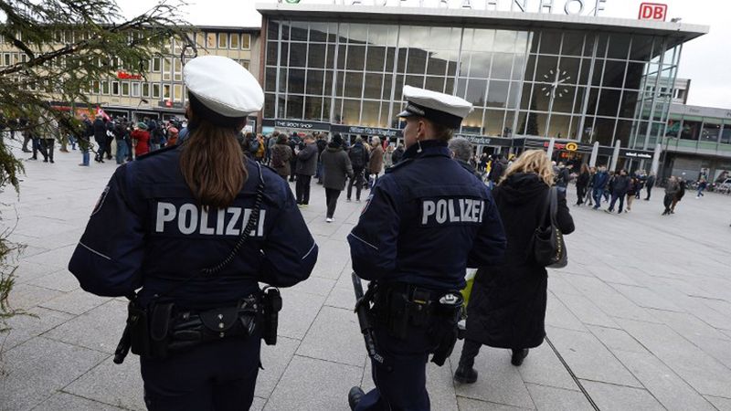 Patrol policji przed dworcem w Kolonii.