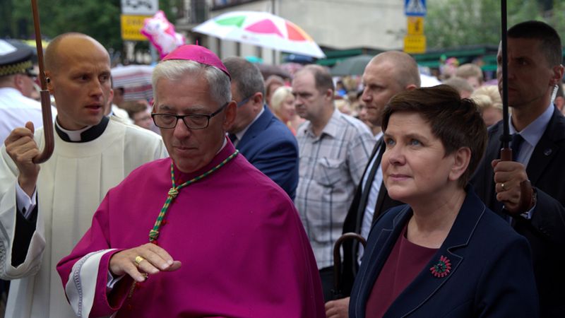 Abp Wiktor Skworc i premier Beata Szydło po mszy świętej przed Bazyliką NMP w Piekarach Śląskich.