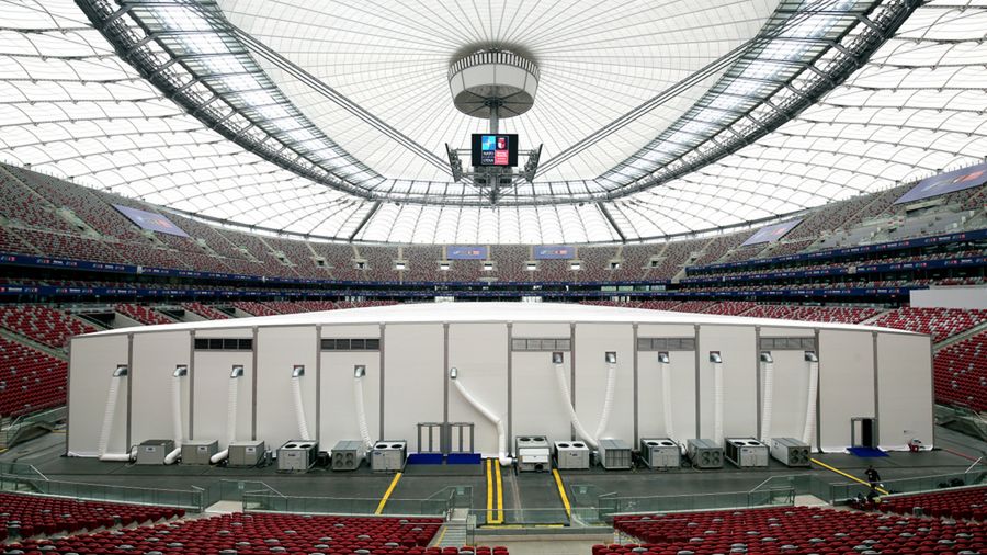 Namiot na płycie stadionu PGE Narodowy, gdzie będą odbywały się obrady Paktu północnoatlantyckiego.