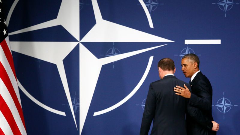 Prezydent RP Andrzej Duda oraz prezydent USA Barack Obama po spotkaniu na stadionie PGE Narodowy w Warszawie.