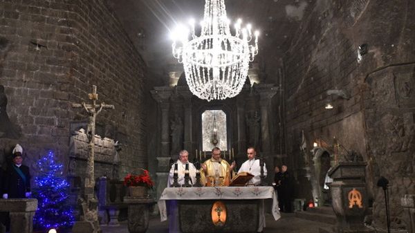 Ks. Zbigniew Gerle (C) podczas pasterki odprawianej w wigilijny poranek w kaplicy św. Kingi w Kopani Soli w Wieliczce